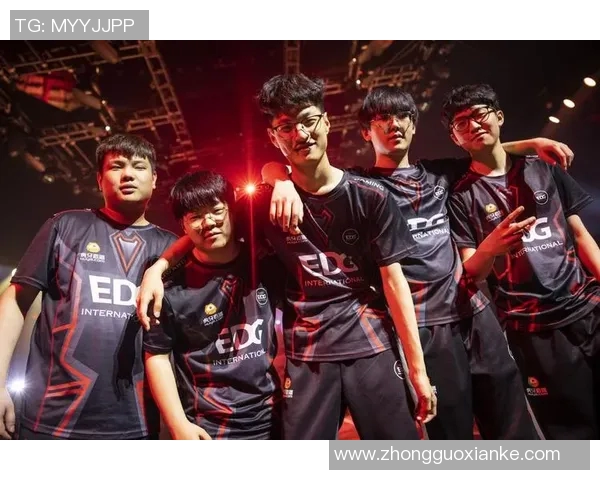 EDG战队在世界冠军杯积分榜中以73分稳居第一位置,展现强大实力 EDG战队在世界冠军杯积分榜中以73分稳居第一位置,展现强大实力